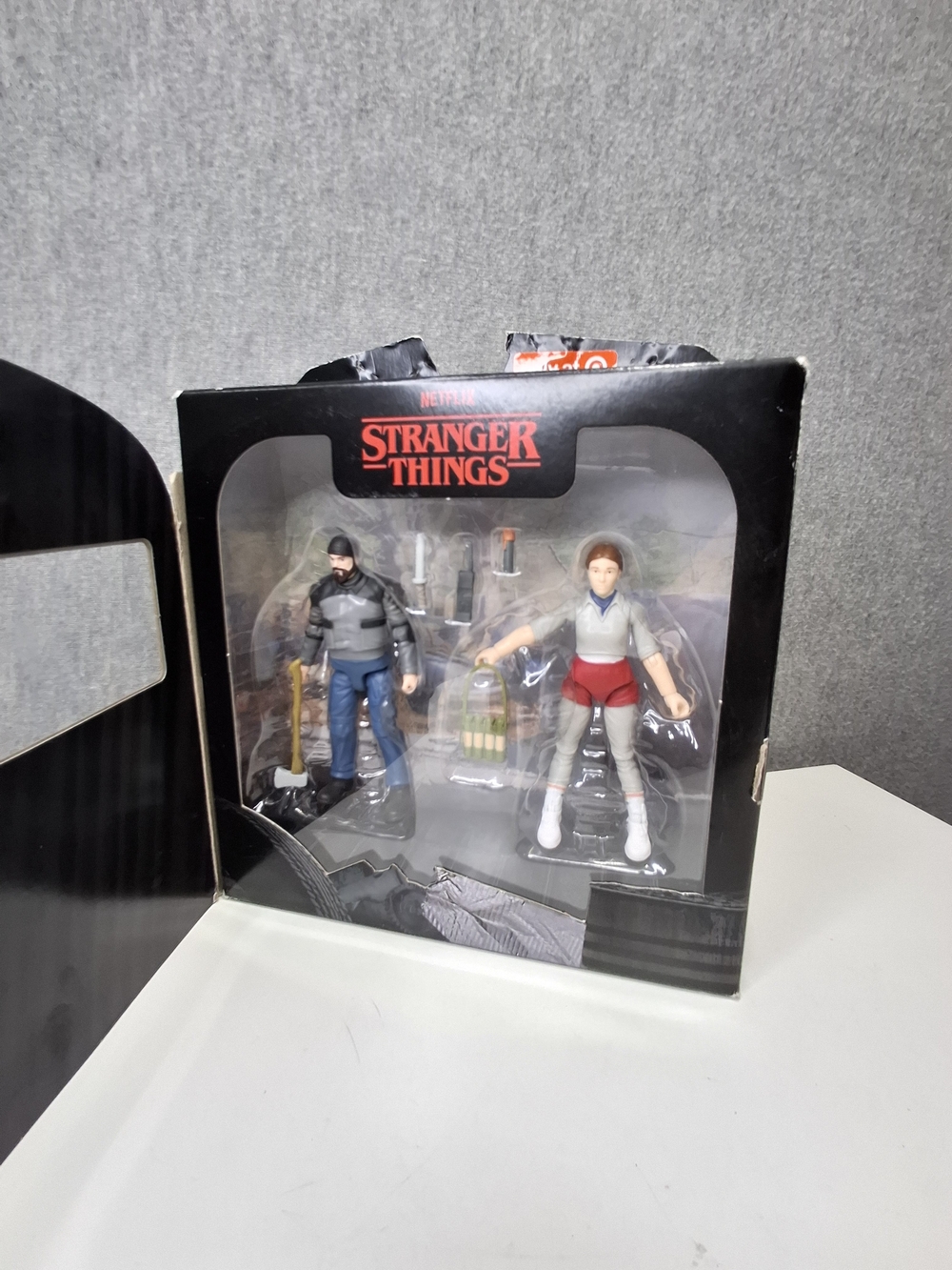 Netflix Stranger Things Hopper & Eleven Figure Set - Yellow Vehicle Box - Picture 2 of 8